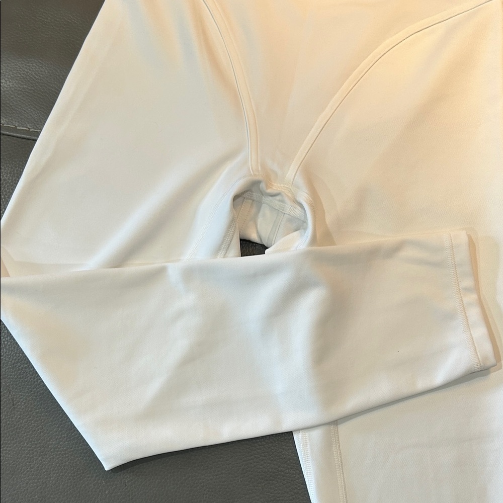 Lululemon Aerobic High-Rise 24” Tight White Leggings. Size 6 - Picture 5 of 8